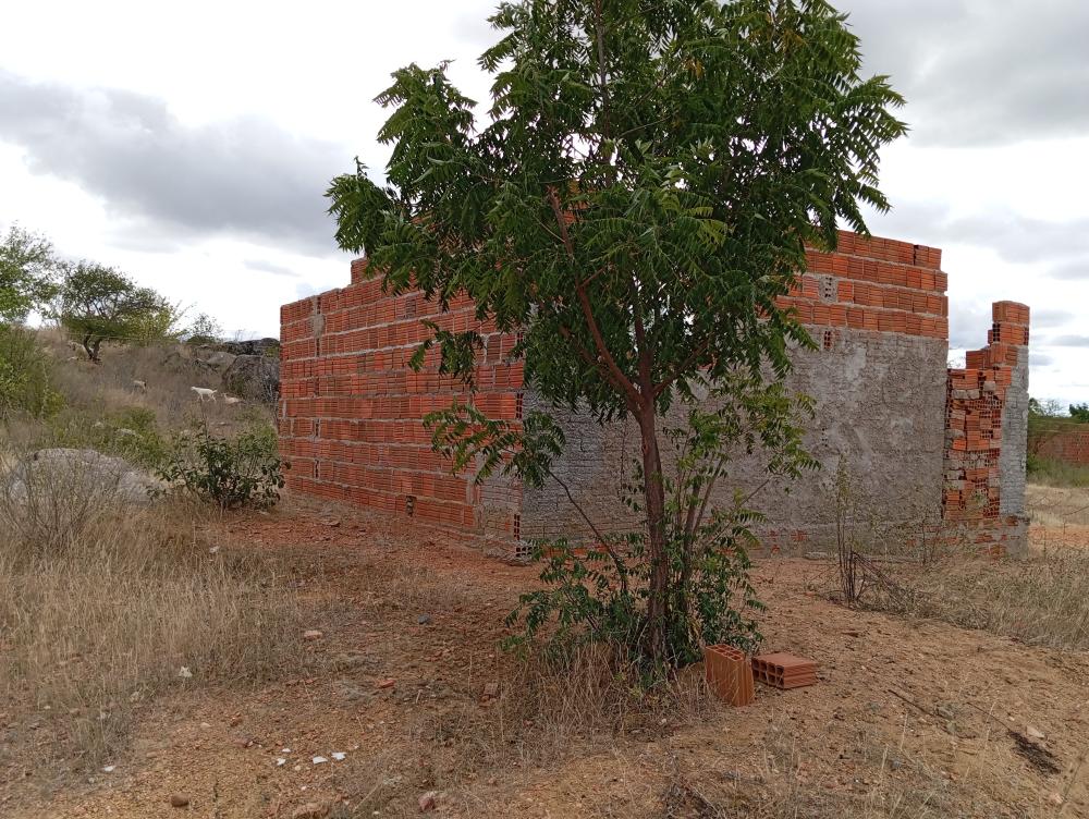 Vende-se construção no bairro DNER em Floresta, PE