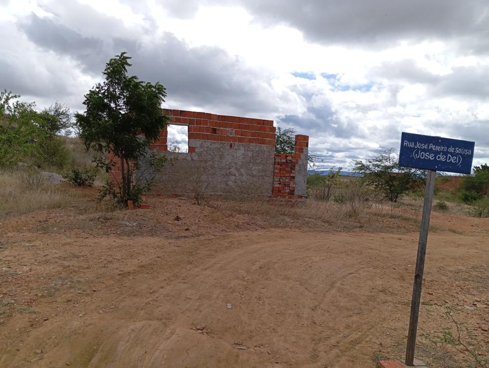 Vende-se construção no bairro DNER em Floresta, PE