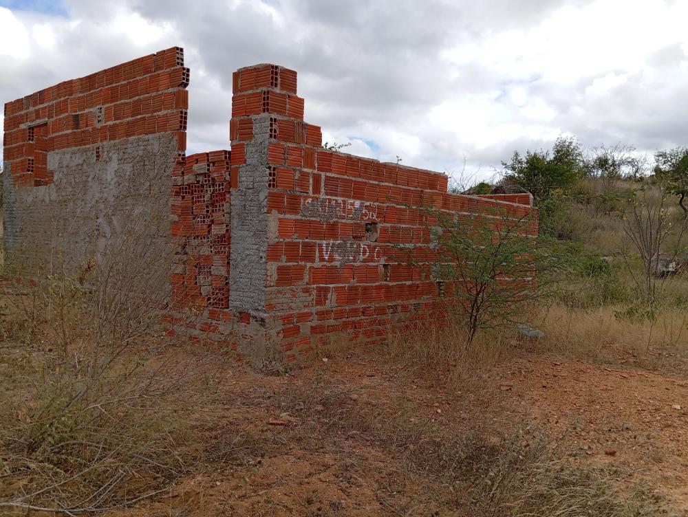 Vende-se construção no bairro DNER em Floresta, PE