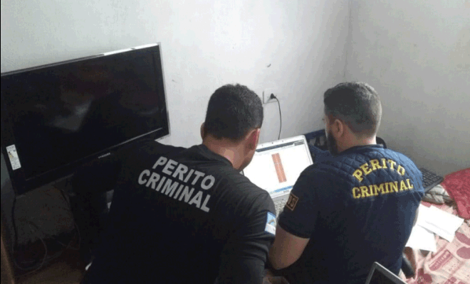 Peritos criminais analisaram computadores em busca de material com pornografia infantil em Carpina, Zona da Mata de Pernambuco (Foto: Polícia Civil/Divulgação) 