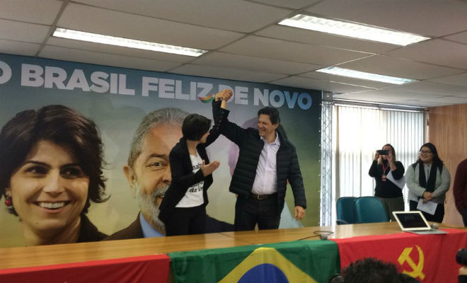 Manuela D'Ávila e Fernando Haddad em coletiva nesta terça (7) (Foto: Paula Paiva Paulo/G1 ) 
