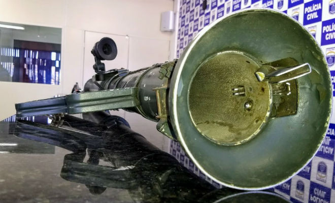 Bazuca, que tem capacidade para perfurar tanques de guerra e destruir edificações, foi localizada no Grande Recife (Foto: Polícia Civil/Divulgação) 
