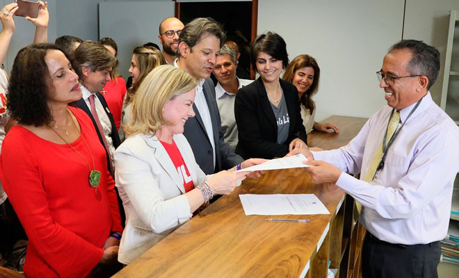 Presidente do PT, Gleisi Hoffmann, entrega registro da candidatura de Lula a servidor do TSE (Foto: Nelson Jr./ASCOM/TSE) 