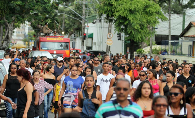 Multidão de fãs de Deivison Kellrs, vocalista da Banda Torpedo, acompanhou cortejo com corpo do artista no Recife (Foto: Marlon Costa/Pernambuco Press) 