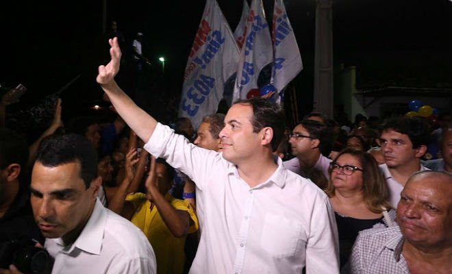 Paulo Câmara durante caminhada em Timbaúba (Foto: Hélia Scheppa/PSB) 