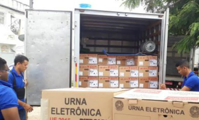 Mais de 300 veículos foram carregados com urnas - Foto: Divulgação/TRE-PE