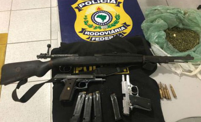 Armas, munições e drogas foram encontrados com suspeito que se passava por policial civil/Foto: Divulgação/PRF-PE 