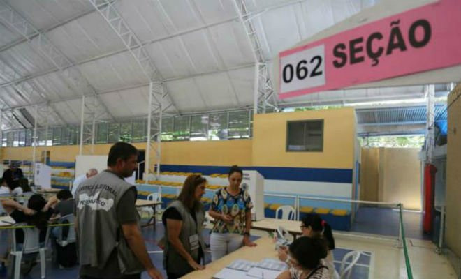 Eleitor votou duas vezes em seção eleitoral no Recife (Foto: Sérgio Bernardo/JC Imagem)