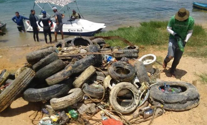 Lixo retirado do fundo do rio. (Foto: Reprodução Facebook) 