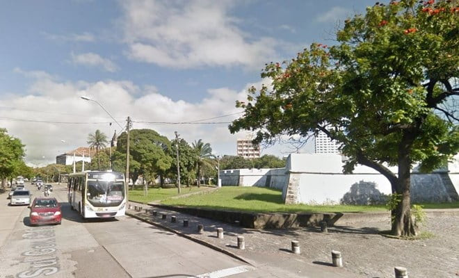 Crime ocorreu nas imediações do Forte das Cinco Pontas, no Centro do Recife — Foto: Reprodução/Google Street View 