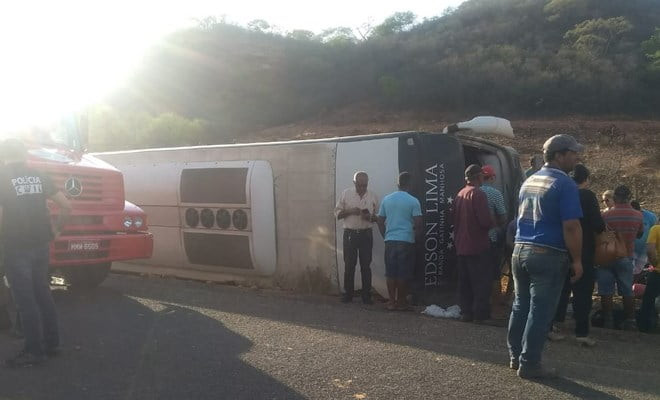 Ônibus da banda Gatinha Manhosa tombou na lateral da pista — Foto: Divulgação/PM 