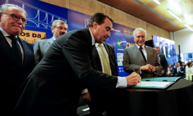 O ministro da Saúde, Gilberto Occhi, assina determinação para publicação de edital para preencher as vagas deixadas pelos médicos cubanos no programa Mais Médicos