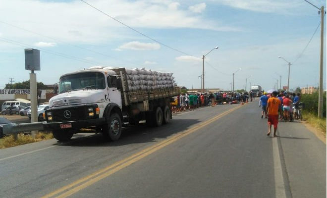 As vítimas estavam em uma moto, na BR-407, entre os bairros João de Deus e Cosme Damião. — Foto: Kris de Lima/ TV Grande Rio 