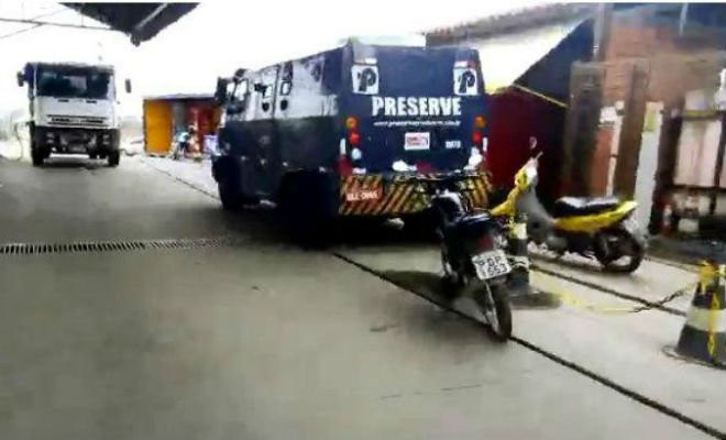 Carro-forte da empresa Preserve sofreu tentativa de assalto na manhã desta terça, em Gravatá Foto: Cortesia