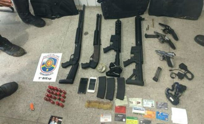 Com a quadrilha, a Polícia Militar de Pernambuco apreendeu armamento pesado, como fuzis AR-15 Foto: Divulgação/PMPE