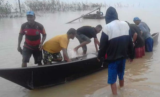 Barco vira e pessoas desaparecem no Rio São Francisco, em Xique-Xique — Foto: Central Notícia 