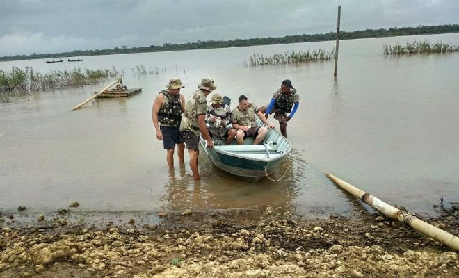 Policiais militares durante as buscas no Rio São Francisco, após barco virar e deixar desaparecidos no norte da Bahia — Foto: Central Notícia 