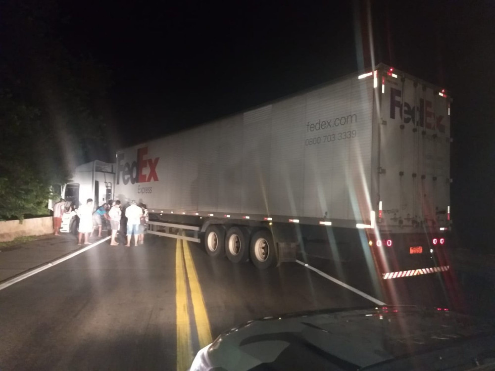 Caminhão ficou atravessado na rodovia, impedindo a passagem de outros veículos — Foto: Reprodução/TV Verdes Mares 
