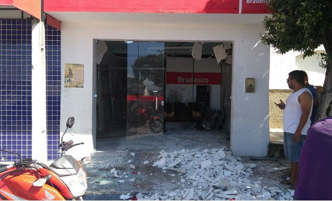 A agência bancária ficou destruída — Foto: Walner Santos / Arquivo Pessoal 