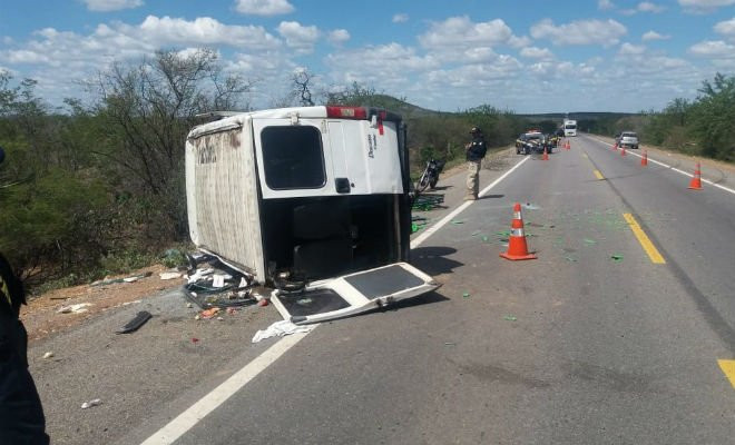 Acidente envolvendo van em Petrolina — Foto: PRF/ Divulgação 