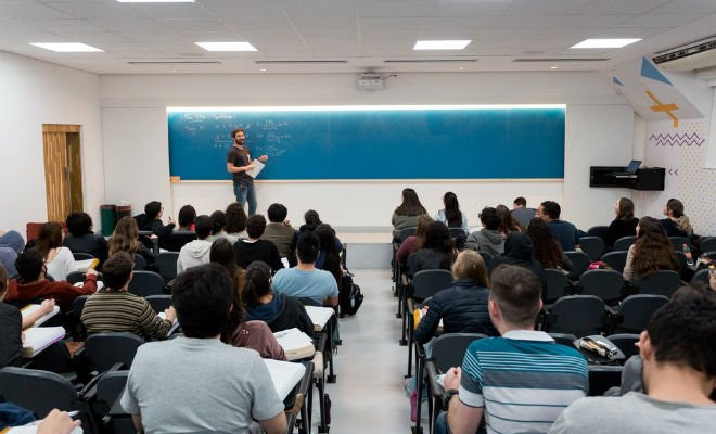 Na prática, alunos da rede pública ou privada ganham um instrumento de respeito em função da sua consciência e crença — Foto: Marcelo Brandt/G1 