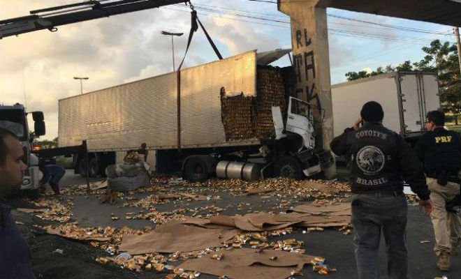 O acidente aconteceu por volta da 1h, no sentido Paulista da BR-101, no Engenho do Meio - Foto: Divulgação/PRF