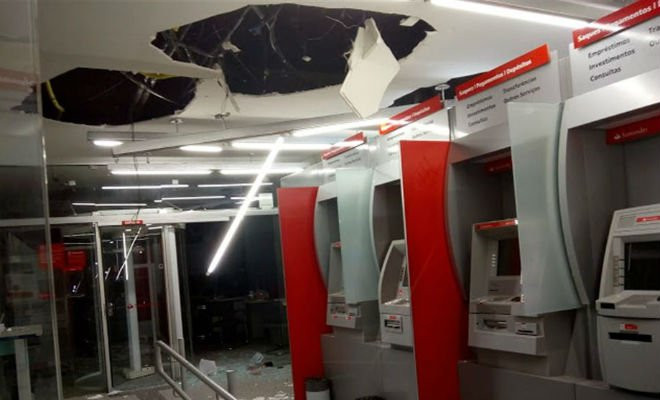 Agência do Santander ficou parcialmente destruída - Foto: Cortesia/Whatsapp