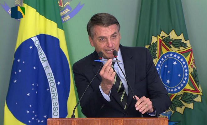 O presidente Jair Bolsonaro durante assinatura do decreto que flexibiliza posse de armas — Foto: Reprodução/NBR 