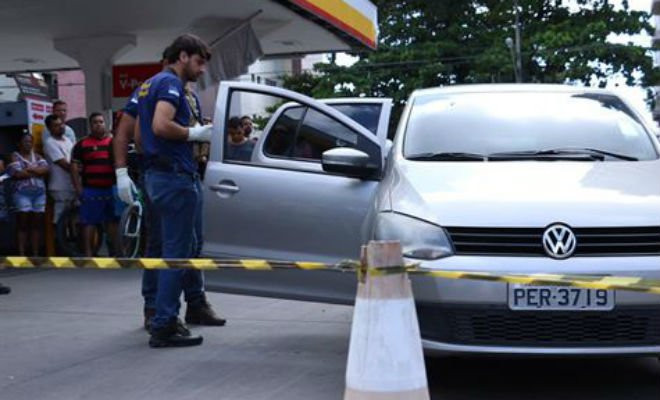 Crime aconteceu em frente a um posto de combustíveis em Piedade - Foto: Julya Caminha/Folha de Pernambuco