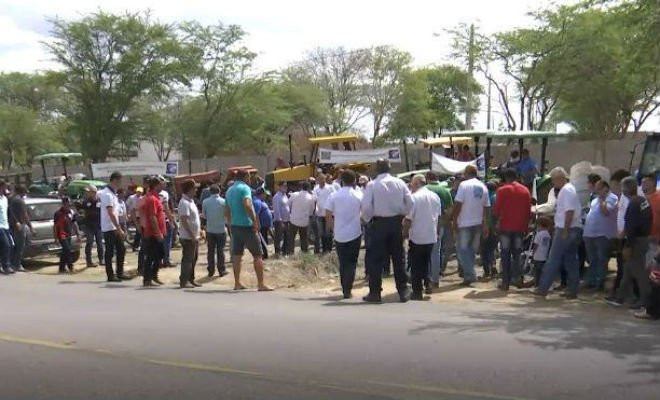 Mais de mil produtores de leite do Agreste Setentrional e estados vizinhos estiveram presentes no movimento - Foto: reprodução/TV Jornal