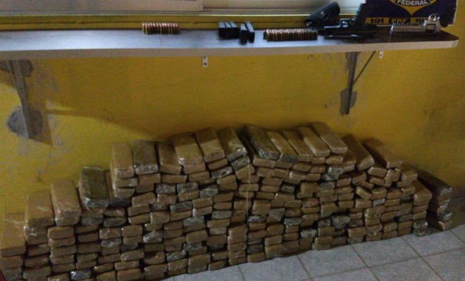 Além da droga, a polícia apreendeu uma pistola, um revólver e munição. — Foto: Kris de Lima/TV Grande Rio 