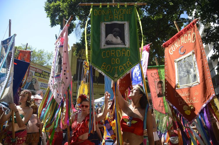 Bloco Cordão do Boitatá arrasta milhares de foliões em desfile de pré-carnaval pelas ruas do centro do Rio de Janeiro