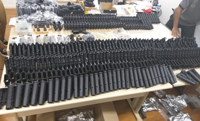 Peças dos fuzis estavam separadas para serem montadas — Foto: Patrícia Teixeira/G1 