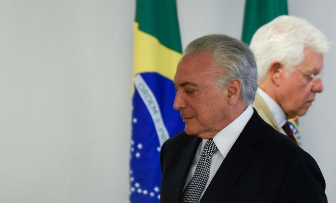 Michel Temer e Moreira Franco são vistos durante cerimônia em Brasília em maio de 2018 — Foto: Mateus Bonomi/AGIF/AFP 