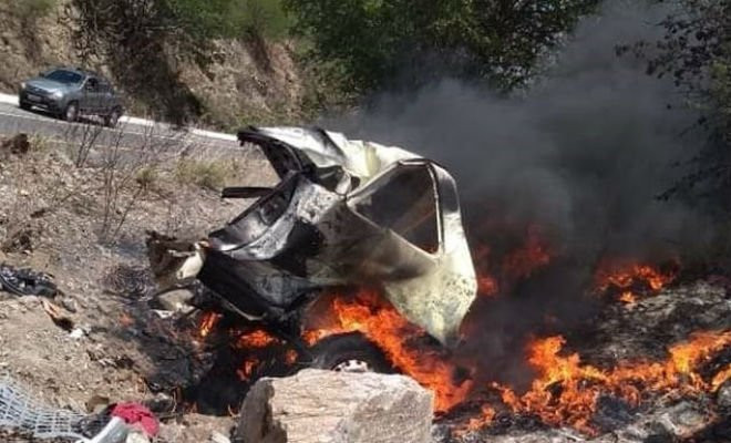 Carro pegou fogo após colisão na BR-423, em Saloá — Foto: WhatsApp TV Asa Branca/Reprodução 