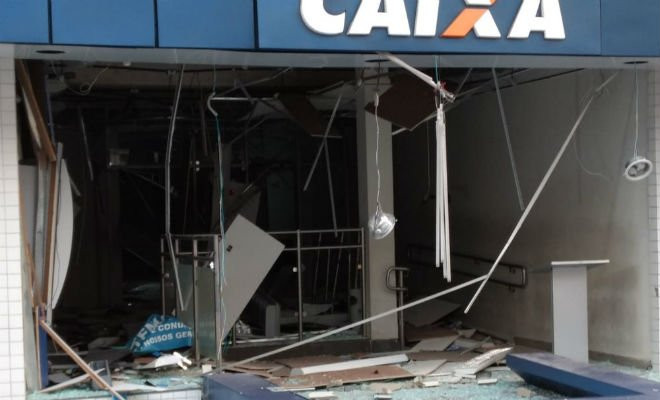 Agência bancária após ação de bandidos em Bezerros — Foto: Anderson Melo/TV Asa Branca 