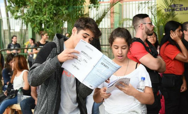 Participantes conferem caderno de questões no dia das provas de exatas do Enem, em Brasília - Imagem: Luis Fortes/MEC