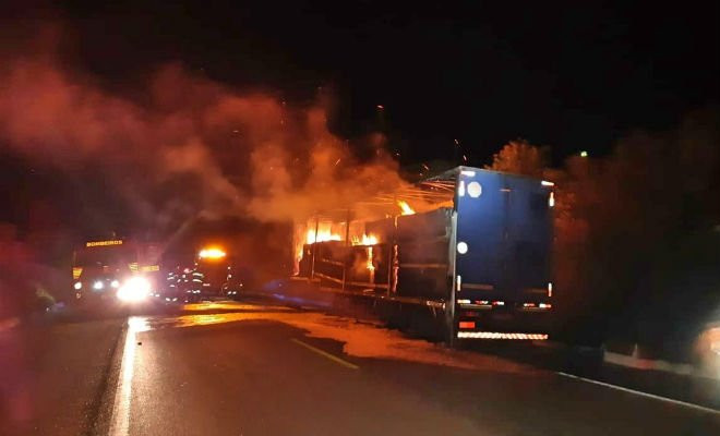 Incêndio em caminhão na BR-116 em Salgueiro — Foto: Divulgação/ PRF 