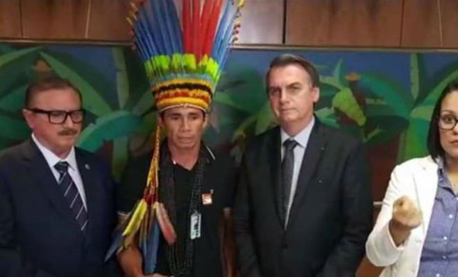 Jair Bolsonaro durante live no Facebook Foto: Reprodução/Facebook