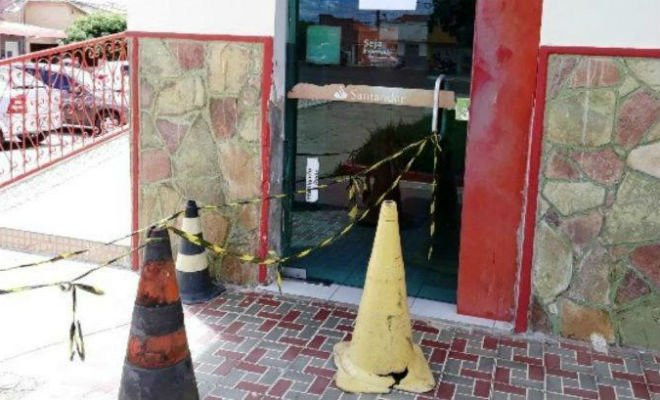 Equipes da delegacia da cidade e do IC foram à Prefeitura e colheram material para análise Foto: Rádio Jornal Petrolina