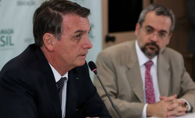 O presidente Jair Bolsonaro ao lado do ministro da Educação, Abraham Weintraub Foto: Marcos Corrêa/PR 
