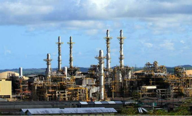 As oito refinarias têm capacidade de refinar 1,1 milhão de barris por dia Foto: Acervo JC Imagem
