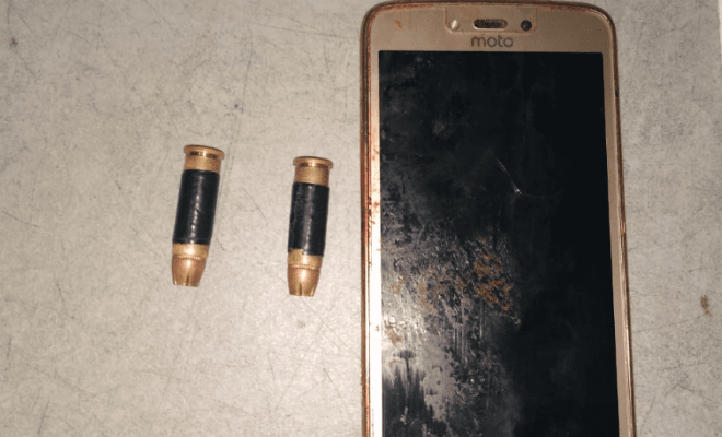 Celular e munições apreendidos. (Foto: Divulgação) 