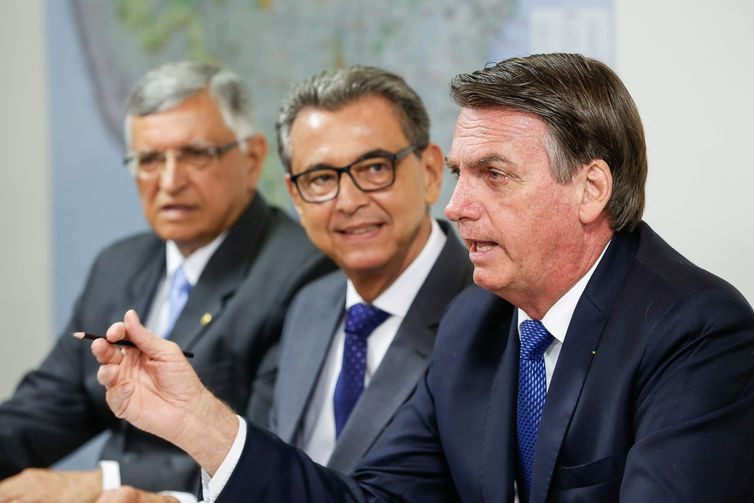 O presidente Jair Bolsonaro faz transmissão ao vivo para as redes sociais.