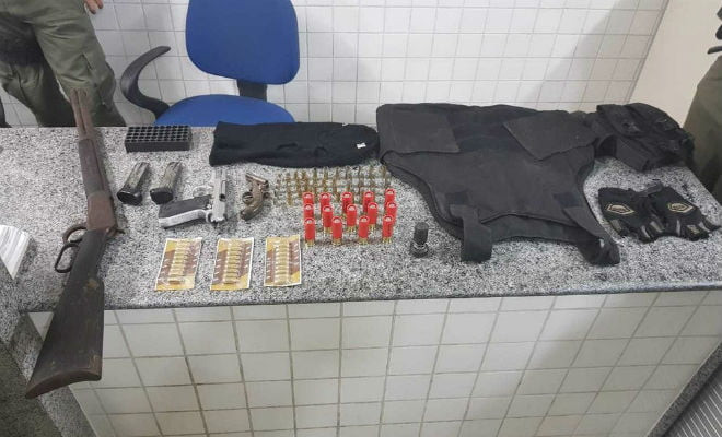 Materia apreendido em Floresta — Foto: Polícia Rodoviária Federal/Divulgação 