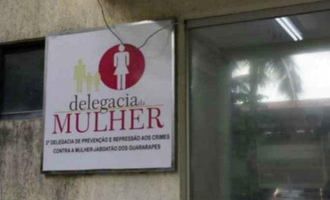 Ainda em choque, filha prestou depoimento na Delegacia da Mulher de Prazeres | Foto: Reprodução/TV Jornal