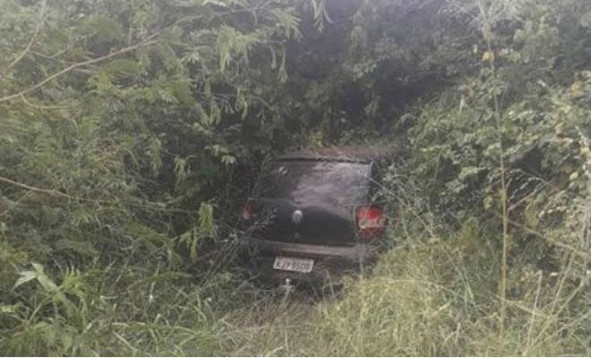 Carro foi encontrado em área de matagal | Foto: Reprodução/Facebook