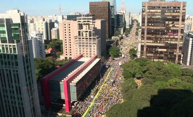 SÃO PAULO - 14h40: Manifestantes fazem ato de apoio ao governo Bolsonaro na Avenida Paulista — Foto: Reprodução/GloboNews 