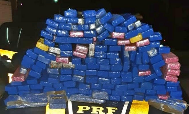 Total de 126 tabletes de maconha foram apreendidos dentro de carro, em Gravatá — Foto: PRF/Divulgação