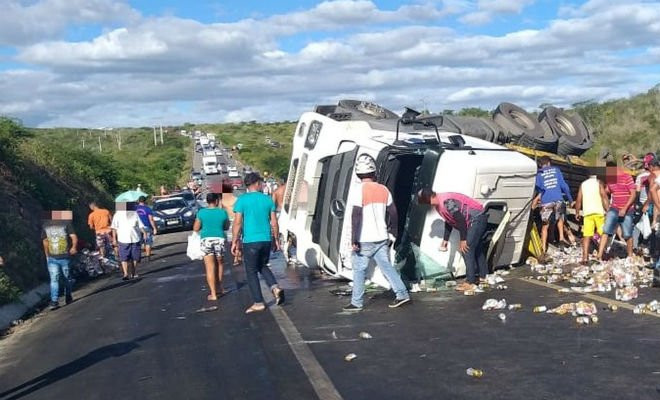 Caminhão tombado na BR-232 — Foto: Polícia Rodoviária Federal/Divulgação